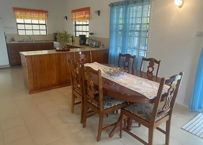 Immaculate 3 Bed Villa Overlooking Admiralty Bay