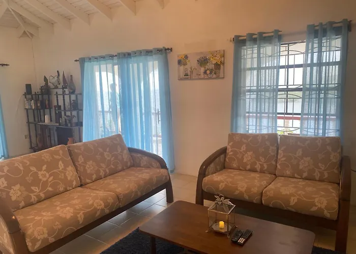Immaculate 3 Bed Villa Overlooking Admiralty Bay